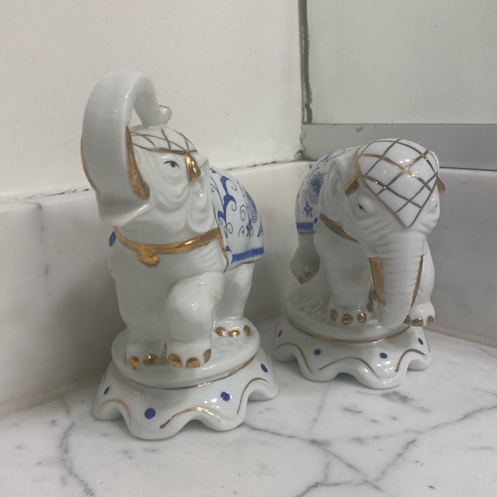 Set of elephants